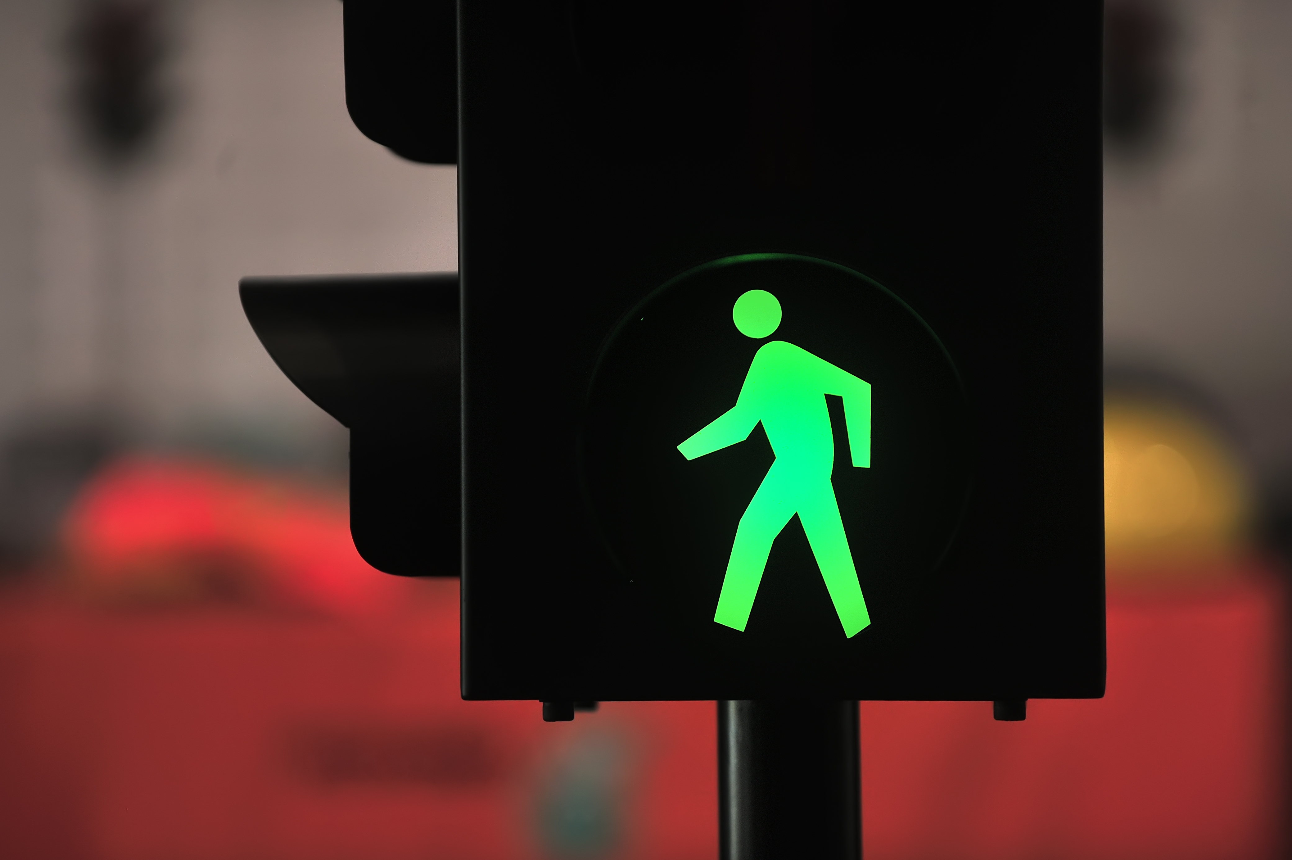 Сигнал для пешеходов. Пешеходный светофор. Светофор для пешеходов. Светофор зеленый человечек. Светофор с человечками.