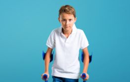 niño fracturado en muletas