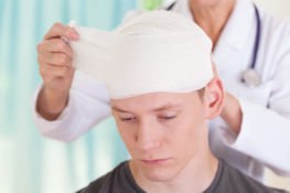 hombre con la cabeza vendada debido a una lesion cerebral traumatica
