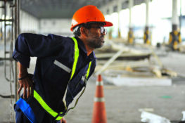 trabajador de la construccion sufriendo de una lesion de medula espinal