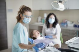 Cirugía dental en una paciente