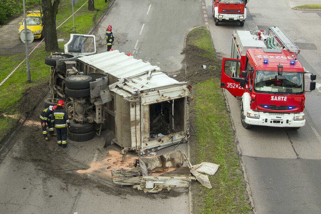 Accidente de camión de basura en la carretera
