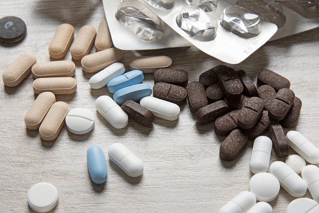 Medicamentos sobre mesa