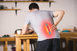 hombre sufriendo por hernia discal
